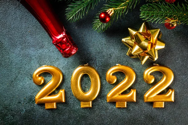 Şampanya şişesi ve dekorlu 2022 numara. Mutlu yıllar ve festival konsepti. Üst yatay görünüm telif uzayı. Yeni Yıl 'da. Noel beşiği. Yeni yıl 2022. Yeni yıl kavramı.