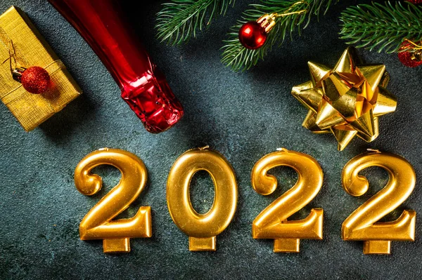 Şampanya şişesi ve dekorlu 2022 numara. Mutlu yıllar ve festival konsepti. Üst yatay görünüm telif uzayı. Yeni Yıl 'da. Noel beşiği. Yeni yıl 2022. Yeni yıl kavramı.
