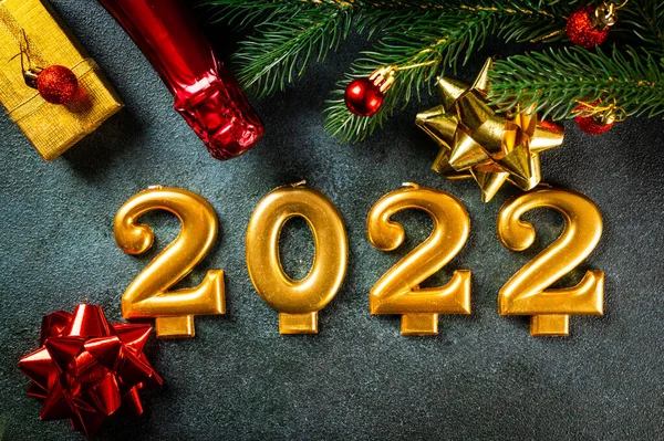 Şampanya şişesi ve dekorlu 2022 numara. Mutlu yıllar ve festival konsepti. Üst yatay görünüm telif uzayı. Yeni Yıl 'da. Noel beşiği. Yeni yıl 2022. Yeni yıl kavramı.