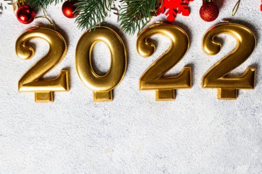 Şampanya şişesi ve dekorlu 2022 numara. Mutlu yıllar ve festival konsepti. Üst yatay görünüm telif uzayı. Yeni Yıl 'da. Noel beşiği. Yeni yıl 2022. Yeni yıl kavramı.