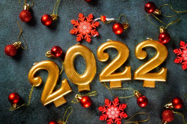 Şampanya şişesi ve dekorlu 2022 numara. Mutlu yıllar ve festival konsepti. Üst yatay görünüm telif uzayı. Yeni Yıl 'da. Noel beşiği. Yeni yıl 2022. Yeni yıl kavramı.