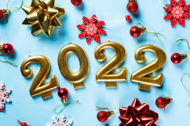 Şampanya şişesi ve dekorlu 2022 numara. Mutlu yıllar ve festival konsepti. Üst yatay görünüm, telif uzayı. Yeni Yıl 'da. Noel beşiği. Yeni yıl 2022. Yeni yıl kavramı.