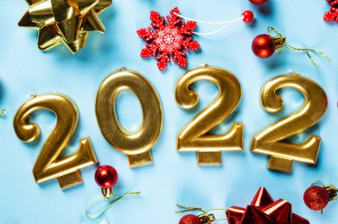 Şampanya şişesi ve dekorlu 2022 numara. Mutlu yıllar ve festival konsepti. Üst yatay görünüm, telif uzayı. Yeni Yıl 'da. Noel beşiği. Yeni yıl 2022. Yeni yıl kavramı.