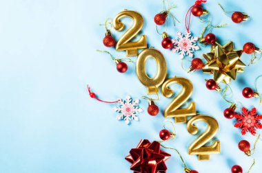 Şampanya şişesi ve dekorlu 2022 numara. Mutlu yıllar ve festival konsepti. Üst yatay görünüm, telif uzayı. Yeni Yıl 'da. Noel beşiği. Yeni yıl 2022. Yeni yıl kavramı.