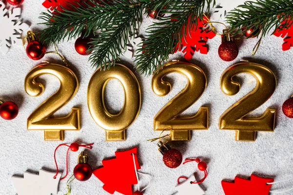 Şampanya şişesi ve dekorlu 2022 numara. Mutlu yıllar ve festival konsepti. Üst yatay görünüm telif uzayı. Yeni Yıl 'da. Noel beşiği. Yeni yıl 2022. Yeni yıl kavramı.