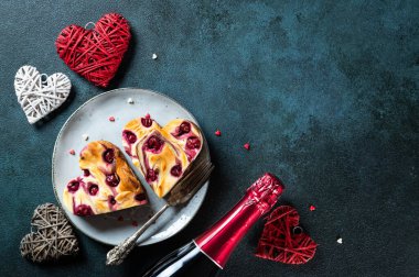 Sevgililer Günü tatlıları. Sevgililer Günü tatlısı. Kalp şeklinde peynirli kek ve kirazlı kek. Anneler Günü tatlısı. Babalar Günü tatlısı. Kadınlar günü pastası. Kalp keki. Kalp keki