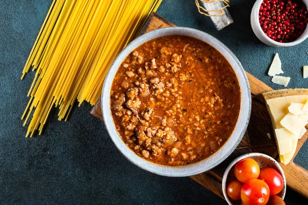 Ingredientes Para Espaguetis Boloñeses Sobre Fondo Oscuro Pasta Cruda Boloñesa —  Fotos de Stock