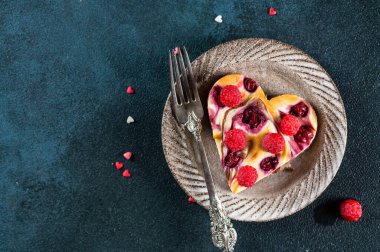 Kadınlar Günü tatlıları. Kalp şeklinde peynirli kek ve kirazlı kek. Anneler Günü tatlısı. Babalar Günü tatlısı. Kadınlar günü pastası. Kalp keki. Kalp keki