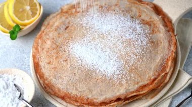 İngiliz usulü limonlu ve şekerli krep, Shrove Salı günü için geleneksel. Krep üzerine limon suyu ile pudra şekeri. İngiliz gözleme günü tatili