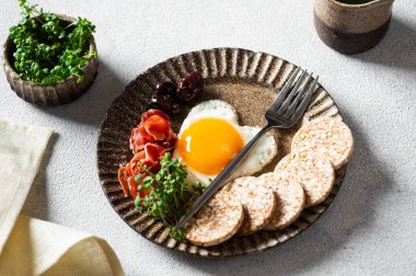 Kadınlar Günü 'nde romantik kahvaltı. Kalp ve zeytin şeklinde kızarmış yumurta. Sağlıklı kahvaltı. Yumurtalı pirinç keki ve balon. Romantik kahvaltı. Üst görünüm