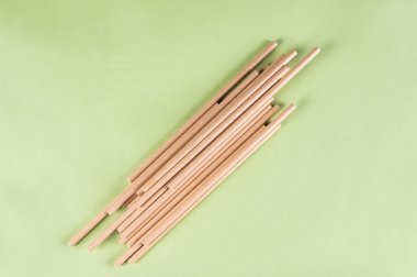 Çevre dostu Yeniden Kullanılabilir Hasır. Kağıt kokteyl tüpleri. Kahve ya da çay içmek için kağıt kamış. Tek kullanımlık kokteyl tüpü. Sıfır atık