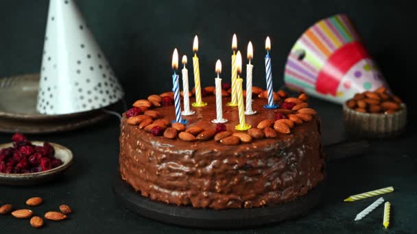 Gâteau d'anniversaire au chocolat avec bougies. Du gâteau. Éclairage des bougies. Fais un vœu. Joyeux anniversaire. Gâteau au chocolat. — Video