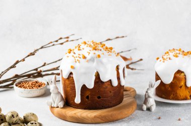 Şekerleme kaplı geleneksel Ukrayna paskalya pastası. Süzme peynir paşası. Geleneksel tatlıyla birlikte Paskalya masası. Paskalya tavşanı.