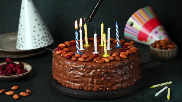 ろうそくのあるチョコレートの誕生日ケーキ。パーティーケーキだ。ライトキャンドル。願いを叶えましょう.誕生日おめでとう。チョコレートケーキ。誕生日会 — ストック動画