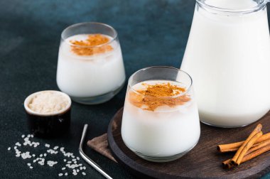 Üstünde tarçın olan lezzetli Horchata. Pirinç suyu. Valensiyalı Horchata pirinç, süt ve tarçından yapılmış. Meksika içkisi. Vejetaryen kokteyli. Pirinç sütü.