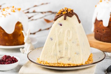 Geleneksel süzme peynir Paskalya Paşası ve beyaz masada yumurtalar. Rus Paşası. Paskalya tatlısı. Paskalya masası. Durgun hayat. Süzme peynirli tatlı