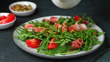 Zeytin yağı soslu salata. Sağlıklı İtalyan salatası, domates, arugala ve balon. Balonlu taze salata. Prosciutto ile yeşil salata.