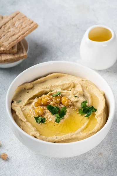 Hummus with carrot. Healthy snack. Vegetarian food. Chickpea hummus. — Stock Photo, Image