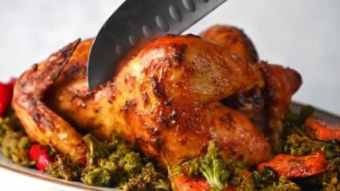 Fırında tavuk. Fırında tavuk servis ediyorum. Rahatlatıcı yemek. Bir parça tavuk alıyorum.