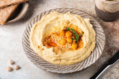 Humus ve çıtır ekmek. Sağlıklı atıştırmalıklar. Vejetaryen yemeği. Nohut humusu.