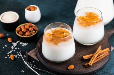 Üstünde tarçın olan lezzetli Horchata. Pirinç suyu. Valensiyalı Horchata pirinç, süt ve tarçından yapılmış. Meksika içkisi. Vejetaryen kokteyli. Pirinç sütü.