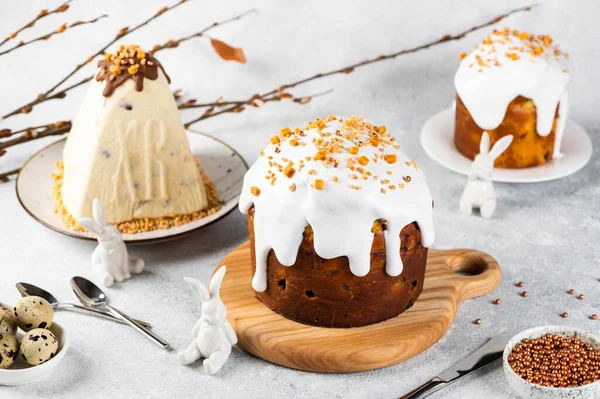 Traditional ukrainian easter cake with marshmallow glaze. Cottage cheese paskha. Easter table with traditional dessert. Easter bunny. — Stock Photo, Image