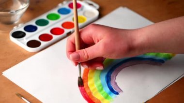 Kadın gökkuşağı çiziyor. Igbt gay gurur bayrağı - lezbiyen, gay, biseksüel, transseksüel sosyal hareketler. Mutluluk kavramı. Özgürlük. Eşcinsel çift.