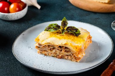 Hafif arka planda lezzetli bir lazanya parçası. Geleneksel İtalyan lazanyası. İtalyan yemeği. Lazanyayı kapat. Bolonez sosu. Sos haline geldi. Hala yiyecek dolu bir hayat. Ev yapımı et lazanyası..