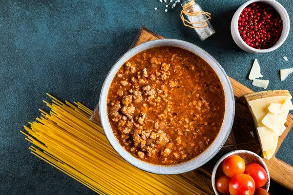 Ingredientes para espaguetis boloñeses sobre fondo oscuro. Pasta cruda boloñesa. Pasta flatlay. Boloñesa italiana. Ingredientes. Vista superior de pasta —  Fotos de Stock