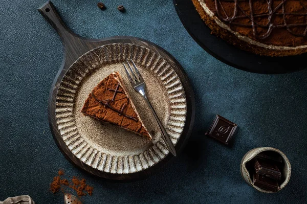 Тарелка Ломтиком Вкусного Домашнего Шоколадного Торта Синем Фоне Пространство Текста — стоковое фото