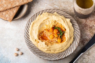 Humus ve çıtır ekmek. Sağlıklı atıştırmalıklar. Vejetaryen yemeği. Nohut humusu..