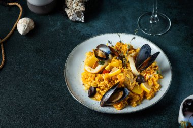 İspanya 'nın klasik yemeği, deniz mahsullü paella. İspanyol paella, karides, klemp, midye. Akdeniz mutfağı.