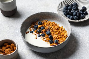 Yabanmersinli yulaf ezmesi. Kuru Kahvaltı. Sağlıklı gıda ya da diyet konsepti. Uzayı kopyala Yunan yoğurtlu granola. Bademli böğürtlen gevreği. Sağlıklı beslenme. Böğürtlenli Müsli