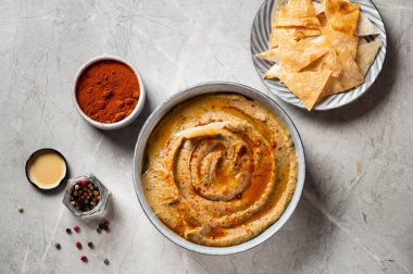 Geleneksel Arap patlıcan dalışı baba ganoush otlarla ve hafif arka planda tütsülenmiş paprikayla. Patlıcan humusu. Babaganush veya patlıcan havyarı. Fırında patlıcan. Türk sosu.