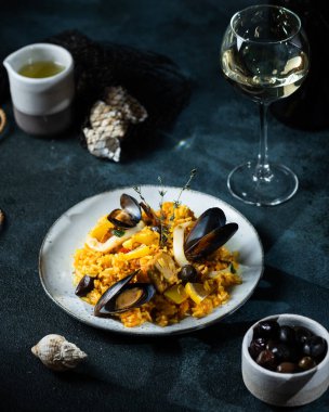 İspanya 'nın klasik yemeği, deniz mahsullü paella. İspanyol paella, karides, klemp, midye. Akdeniz mutfağı.