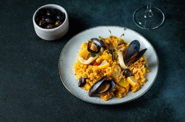 İspanya 'nın klasik yemeği, deniz mahsullü paella. İspanyol paella, karides, klemp, midye. Akdeniz mutfağı.