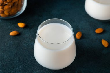 Badem sütü ve koyu arkaplan. Vejetaryen sütü. Organik süt