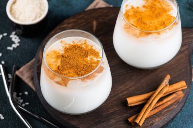 Üstünde tarçın olan lezzetli Horchata. Pirinç suyu. Valensiyalı Horchata pirinç, süt ve tarçından yapılmış. Meksika içkisi. Vejetaryen kokteyli. Pirinç sütü