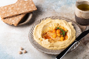 Humus ve çıtır ekmek. Sağlıklı atıştırmalıklar. Vejetaryen yemeği. Nohut humusu..