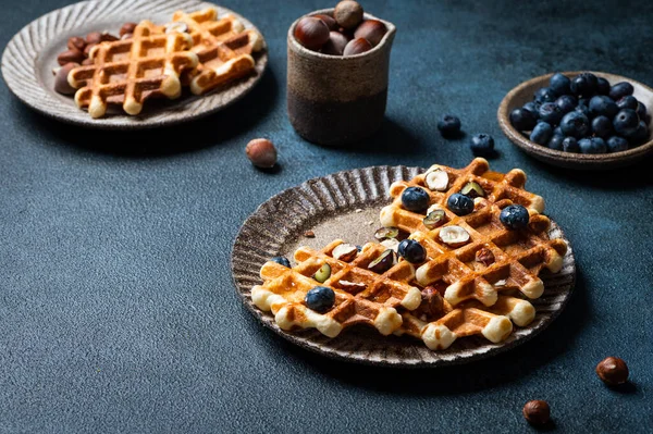 Waffles Belgas Com Mel Bagas Frescas Mirtilo Avelã Fundo Escuro — Fotografia de Stock