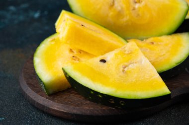 Masada sarı karpuz kes. Taze yaz yemeği. Sağlıklı beslenme.