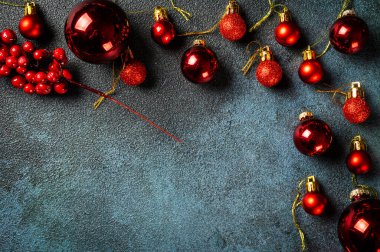 Noel kompozisyonu. Koyu arkaplanda Noel dekoru ve oyuncaklarından yapılmış bir çerçeve. Üst görünüm, boşluğu kopyala. Noel yatağı. Yılbaşı zamanı. Yeni yıl 2022. Yeni yıl konsepti.