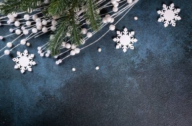 Noel kompozisyonu. Beyaz Noel dekorundan yapılmış çerçeve ve karanlık arka planda oyuncaklar. Üst görünüm, boşluğu kopyala. Noel yatağı. Yılbaşı zamanı. Yeni yıl konsepti.