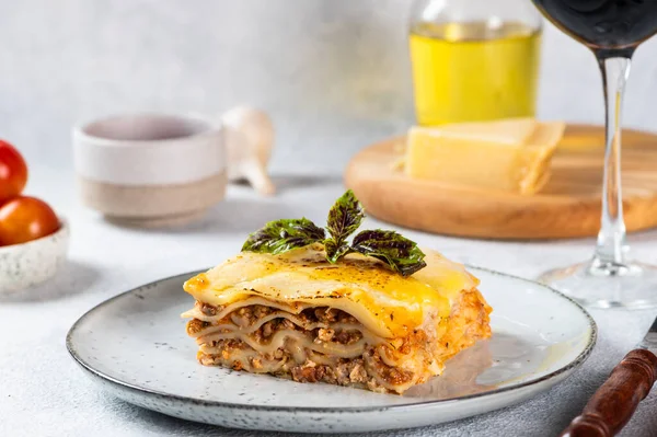 Hafif arka planda lezzetli bir lazanya parçası. Geleneksel İtalyan lazanyası. İtalyan yemeği. Lazanyayı kapat. Bolonez sosu. Sos haline geldi. Hala yiyecek dolu bir hayat. Ev yapımı et lazanyası..