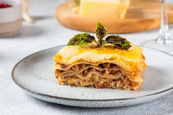 Hafif arka planda lezzetli bir lazanya parçası. Geleneksel İtalyan lazanyası. İtalyan yemeği. Lazanyayı kapat. Bolonez sosu. Sos haline geldi. Hala yiyecek dolu bir hayat. Ev yapımı et lazanyası..