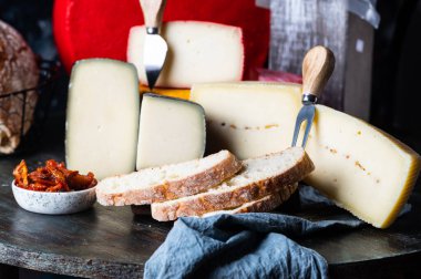 İsviçre peynirli belper knolle. Peynir çeşitleri. Peynir bıçağı. Organik ürün. Kara Biber. İtalyan mezeleri.