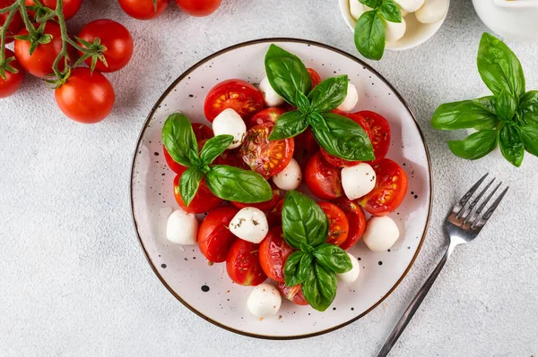 Włoska Sałatka Caprese Pomidorami Plasterkach Mozzarellą Bazylią Oliwą Oliwek Ciemnym — Zdjęcie stockowe