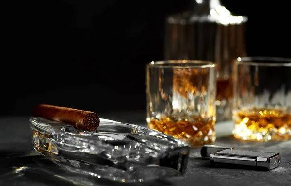 Natura Morta Con Sigaro Cubano Posacenere Bicchiere Una Bottiglia Whisky — Foto Stock