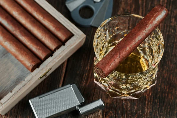 Widok Góry Kubańskiego Cygara Szklankę Whisky Lub Alkoholu Drewniany Stół — Zdjęcie stockowe