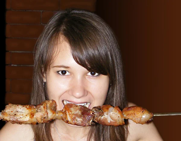 Meisje en shish kebab Stockfoto